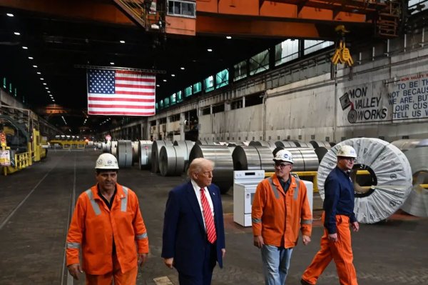 Trump nhân đôi thuế quan thép: Việt Nam có thể biến thử thách thành cơ hội không?