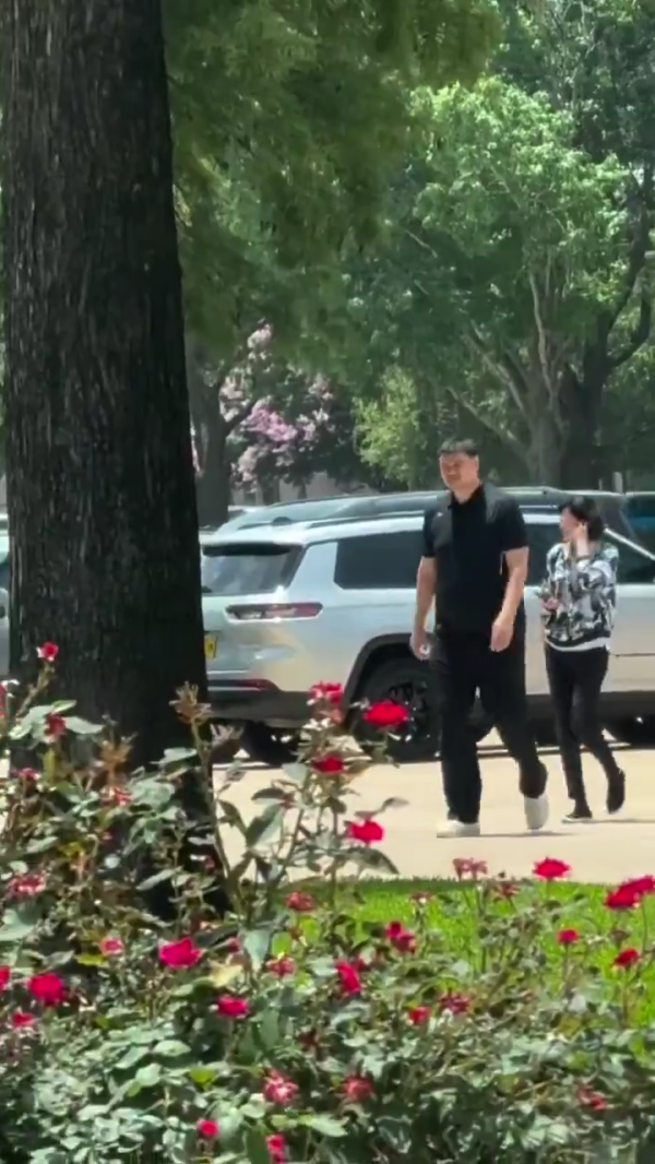 Yao Ming gần đây đã xuất hiện ở Houston! Vợ và con gái của anh ấy đang đi du lịch cùng nhau một cách thấp, gặp tổng giám đốc tên lửa + ăn tối với các ca sĩ địa phương