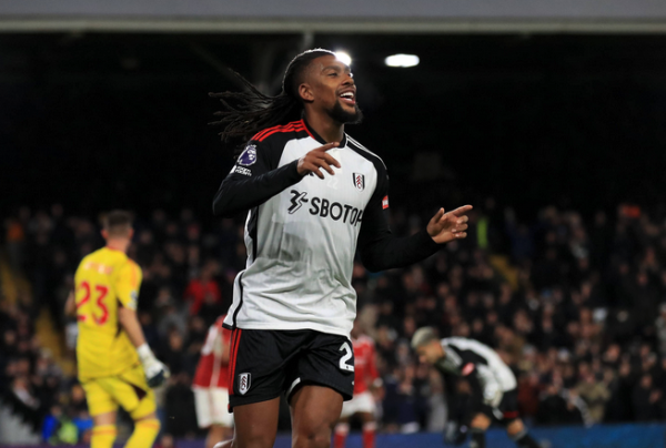 Fulham cấm Ivobi sử dụng phư